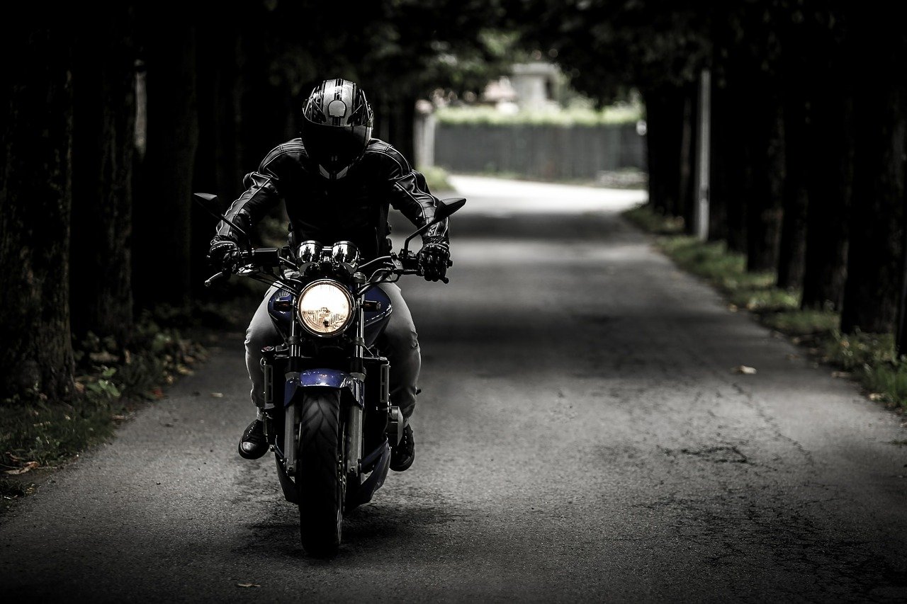 La mia moto ha problemi con l'avviamento a freddo, cosa devo fare?