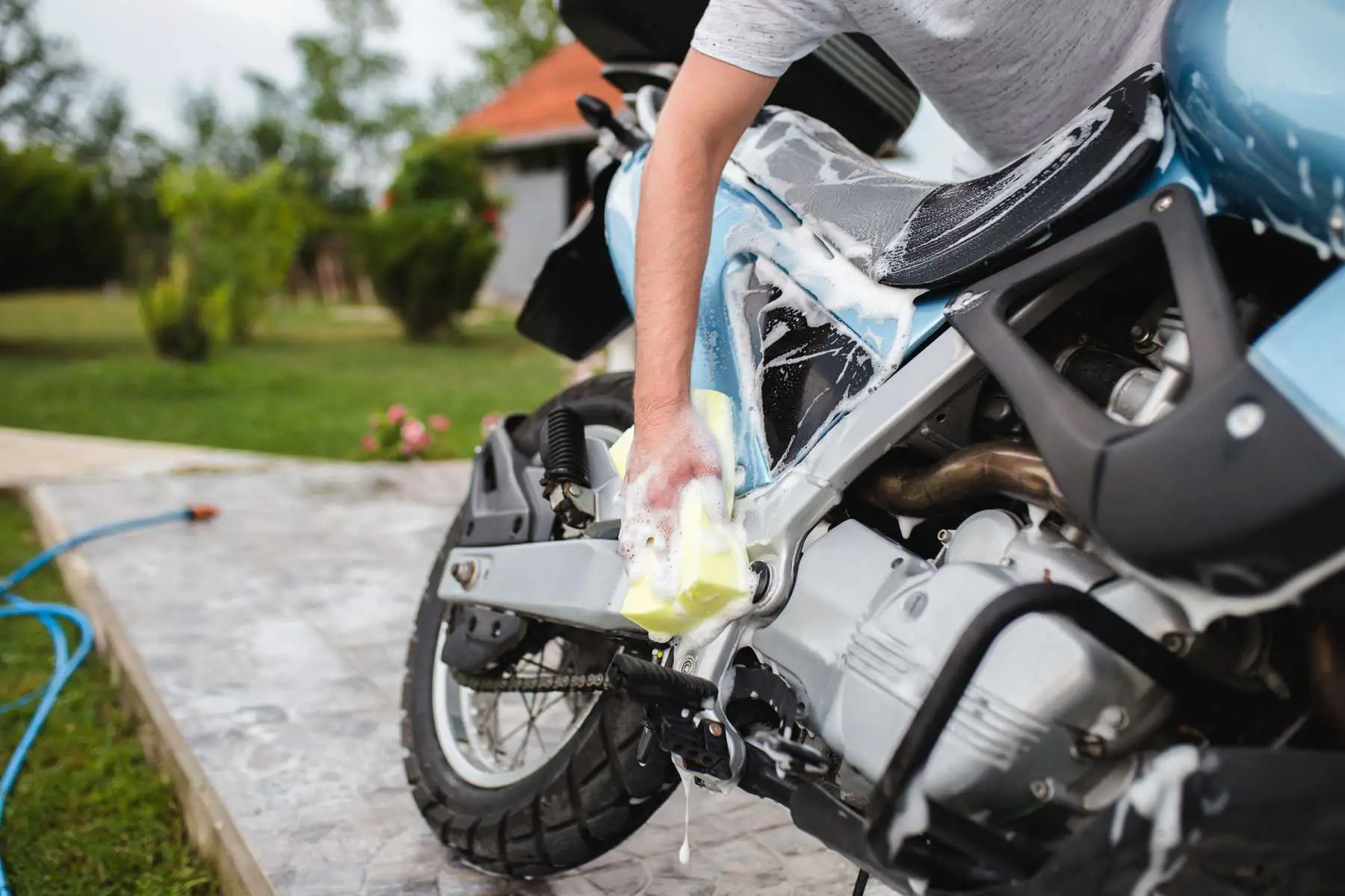 ¿Cómo limpiar el cárter de una motocicleta?