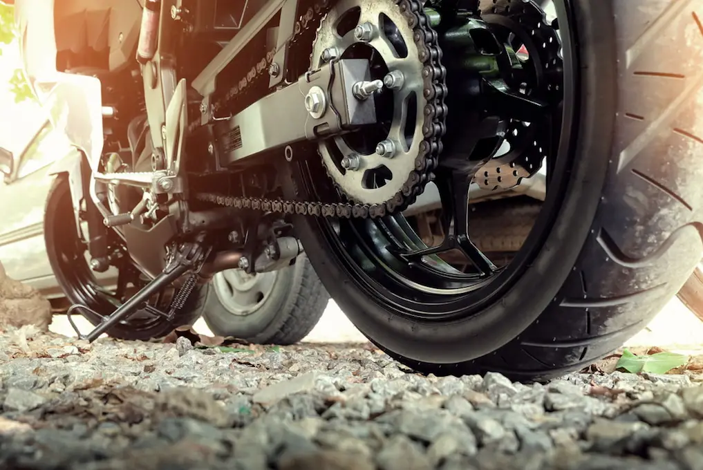 une roue de moto qui freine