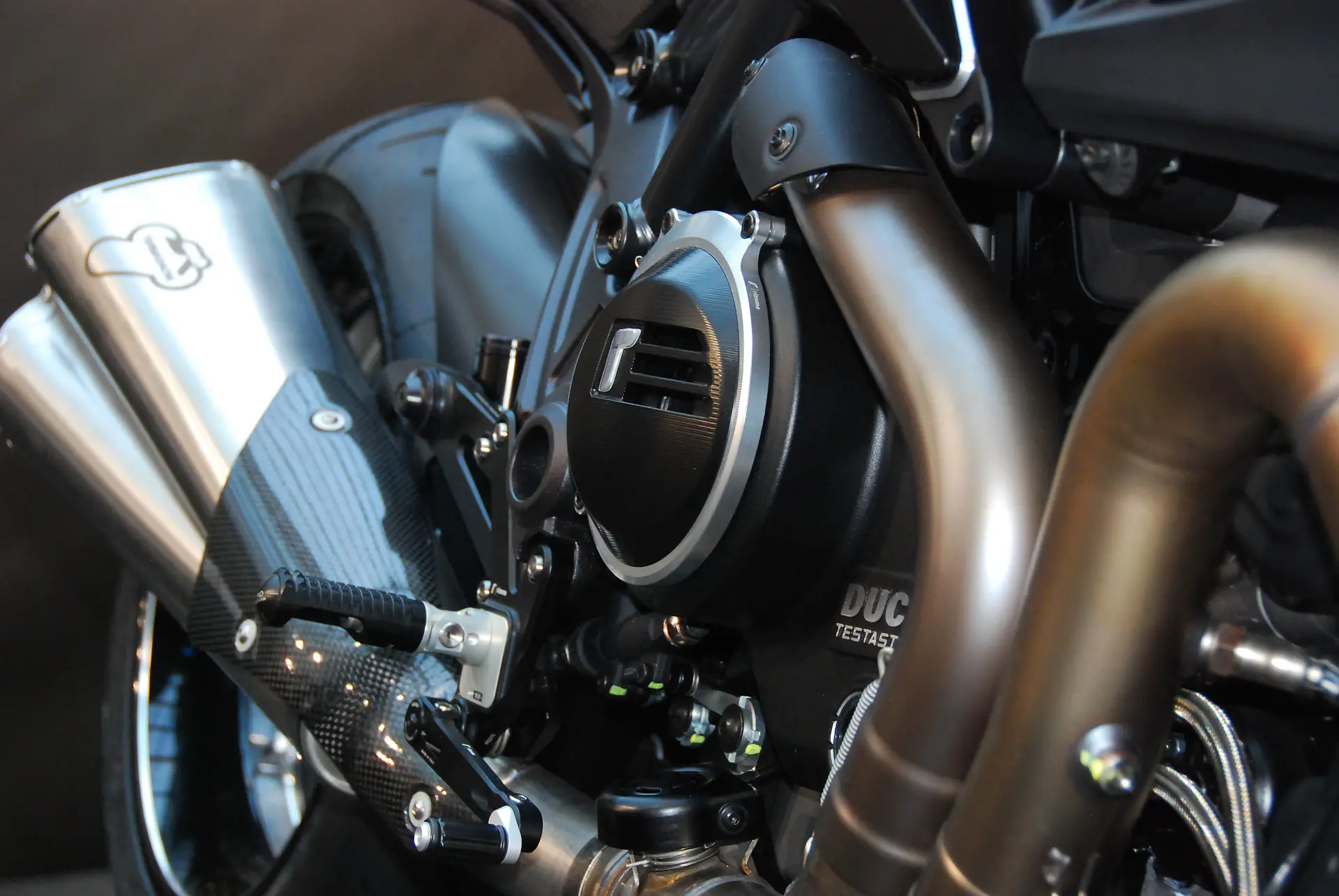 オイル漏れのあるオートバイのクランクケースはどうしたらいいですか？