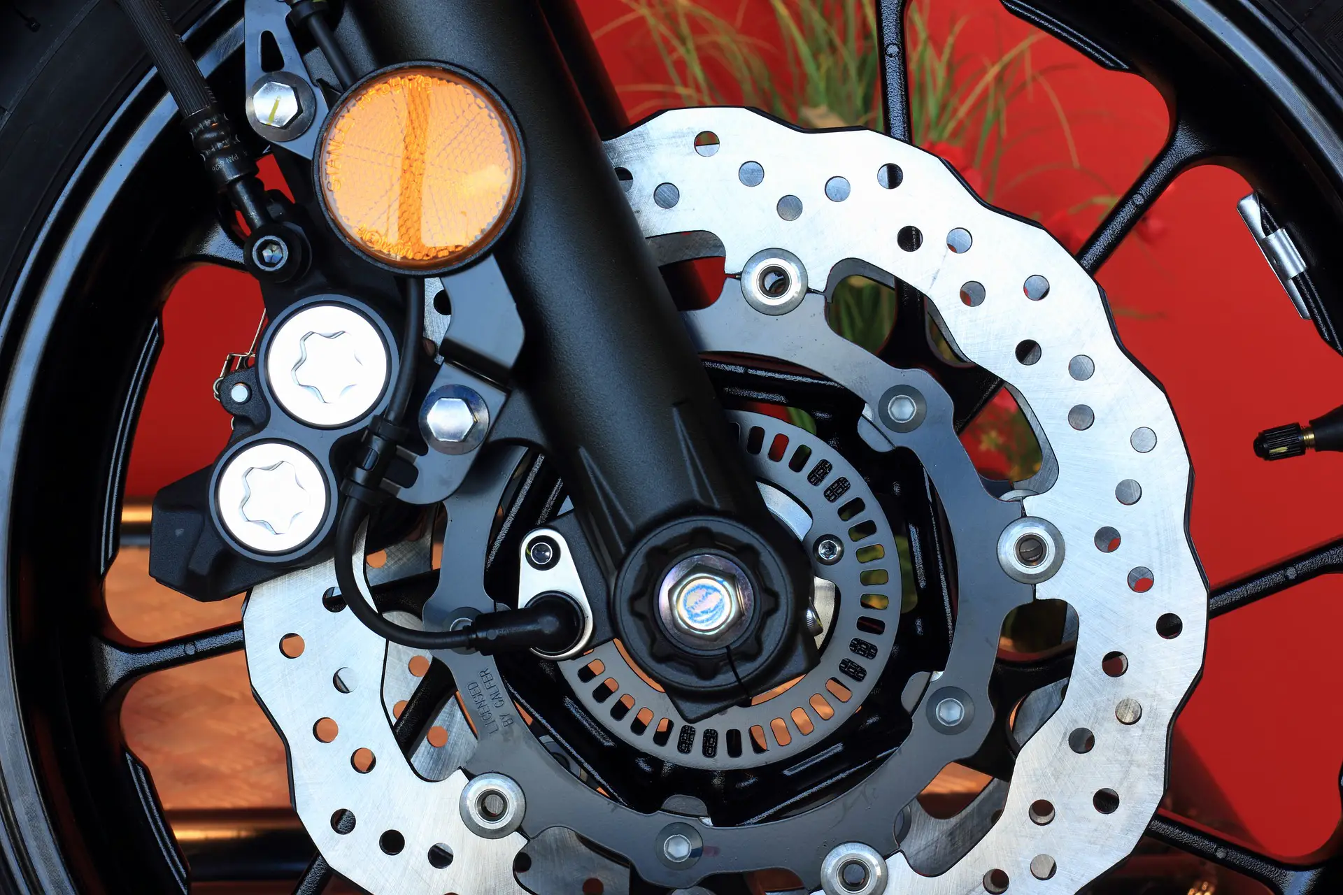 動くオートバイのブレーキディスク：何をすべきか？