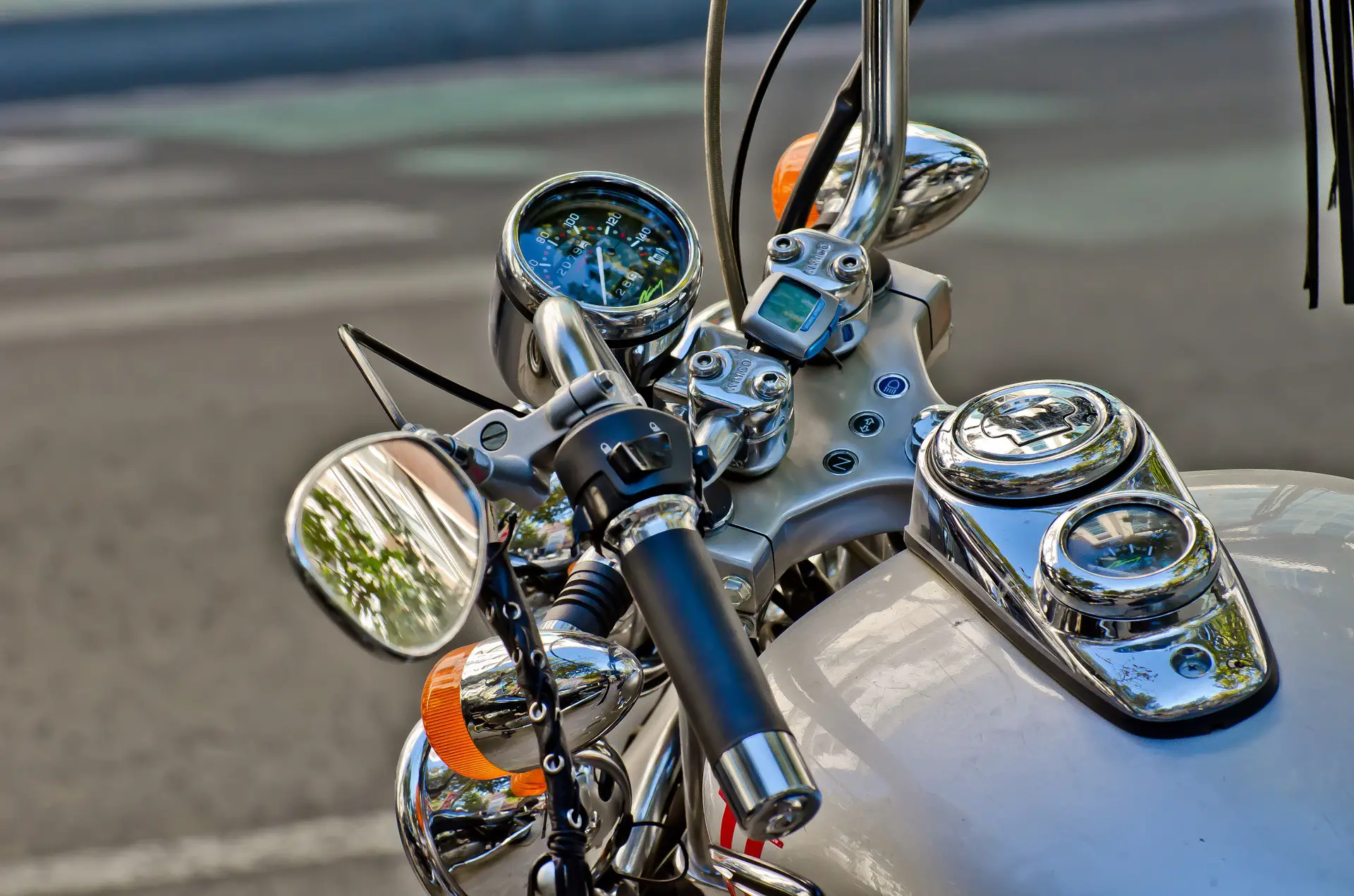 ¿Cómo enderezar el manillar de una motocicleta?