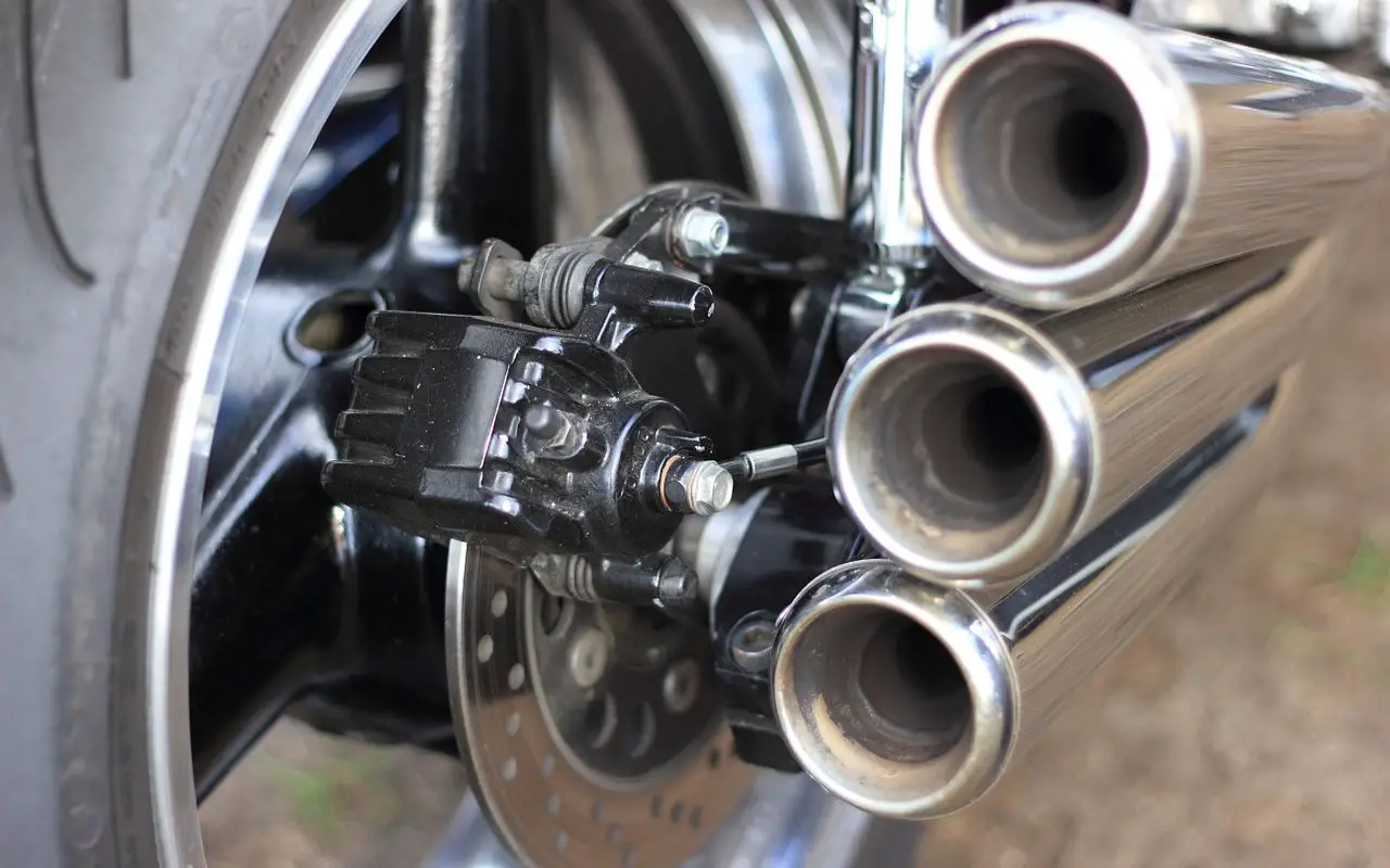 오토바이의 배기 가스를 청소하는 방법?