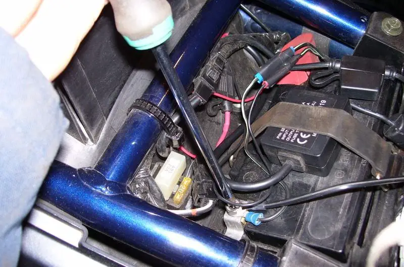 Wie lade ich deine Motorradbatterie ohne Ladegerät auf?
