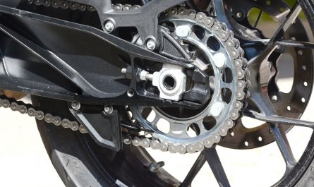 ¿Qué hacer con una cadena de motocicleta que se estira y relaja?