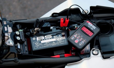 Wie lade ich eine Motorradbatterie auf?