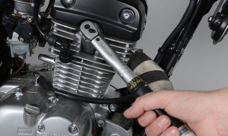 Comment serrer la bougie de votre moto ?