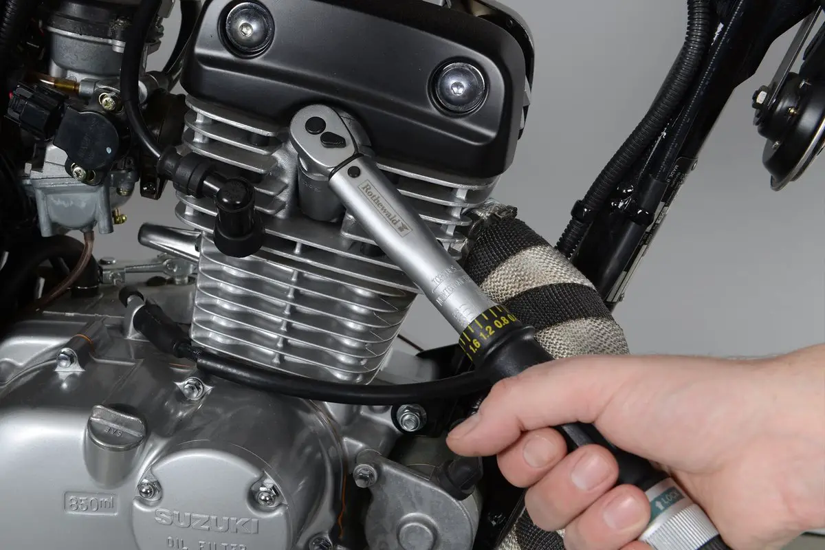 Comment serrer la bougie de votre moto ?