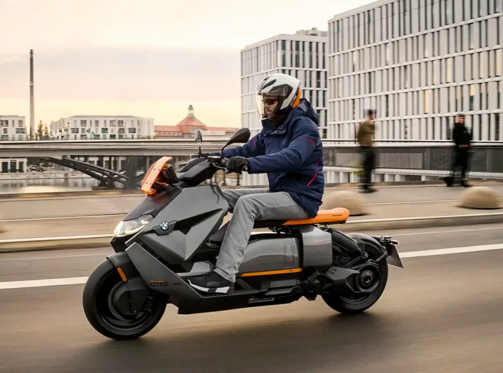 Hoe ontketen je een elektrische scooter?