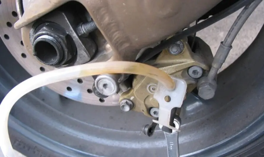 Hvordan tømme bremsene på en 50cc scooter?