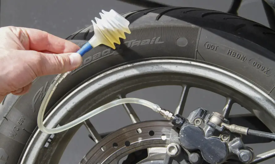 Hvordan bløder man bremserne på en 125 scooter?