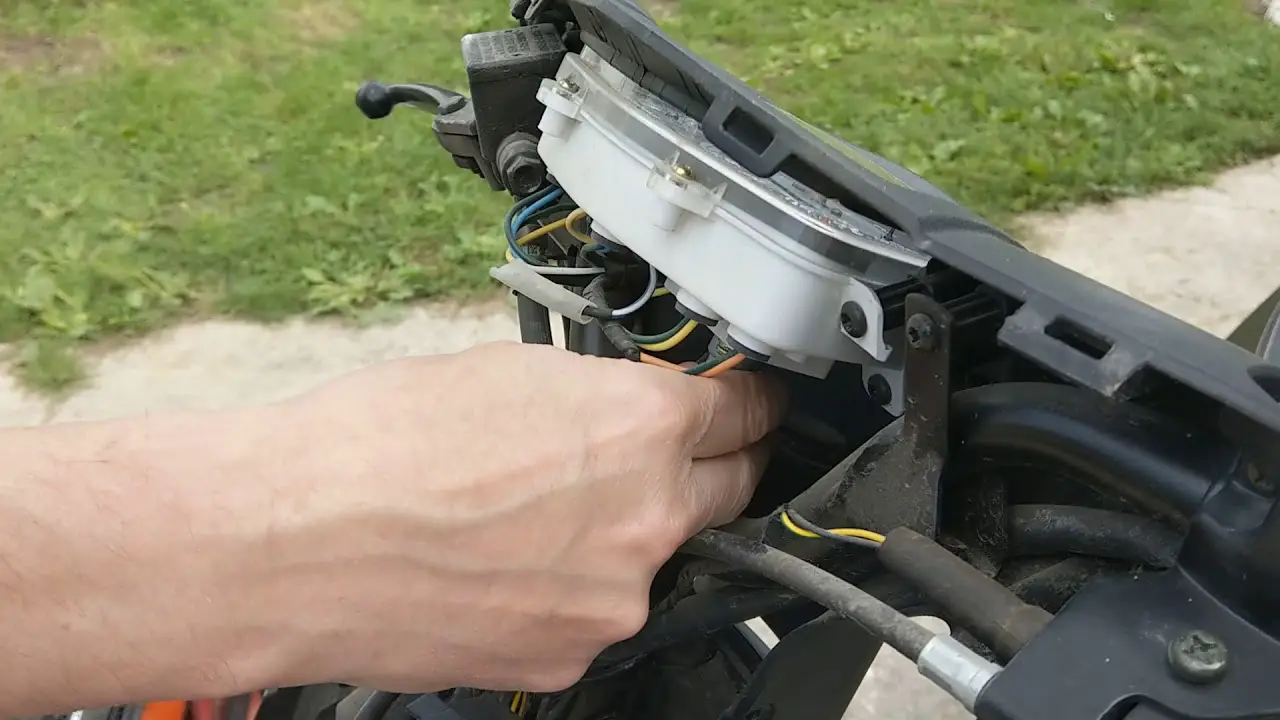 Comment changer l’ampoule de votre scooter Kymco?