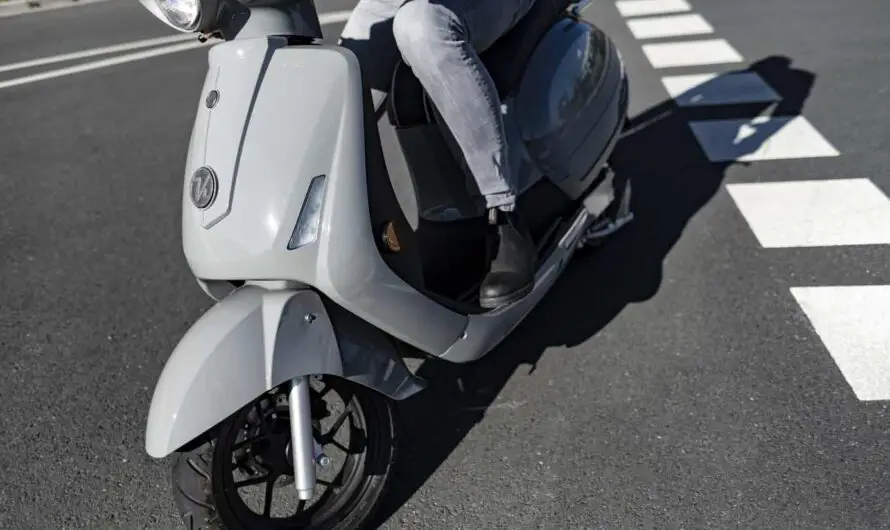 How does an electric scooter work?