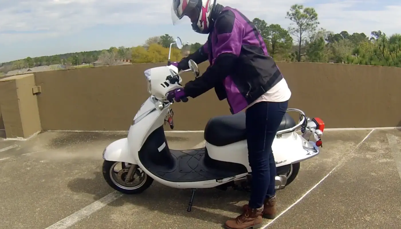 Comment mettre un scooter sur une béquille?