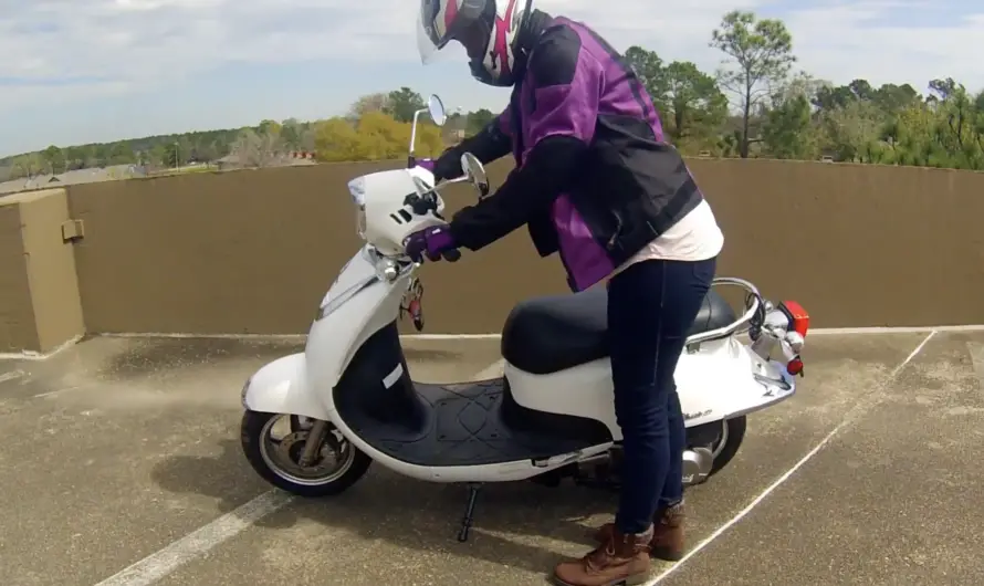 Comment mettre un scooter sur une béquille?